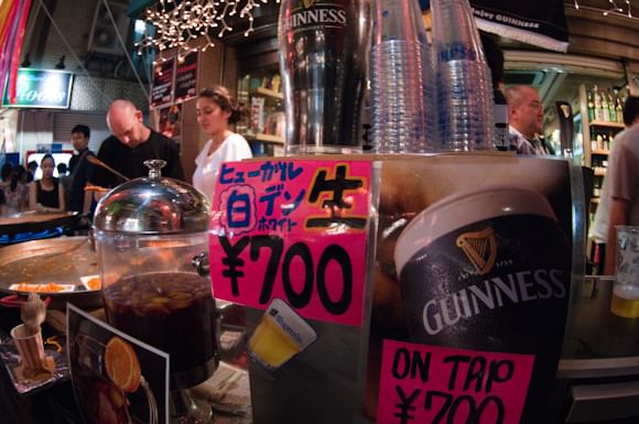 酒屋前